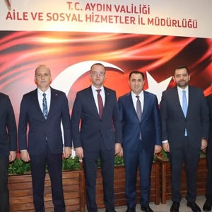 Öz Sağlık-İş Sendikası Genel Başkan Yardımcısı Sayın İsmail Öztürk, Şube Başkanı Sayın Bülent Aksoy ve beraberindeki yönetim kurulu üyeleri, İl Müdürümüz İlkay Türkoğlu’nu makamında ziyaret etti. - fotoğraf 3