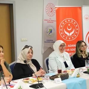 AİLE YILI KAPSAMINDA GÖNÜL ELÇİLERİ İLE KORUYUCU AİLE FARKINDALIK TOPLANTISI - fotoğraf 4
