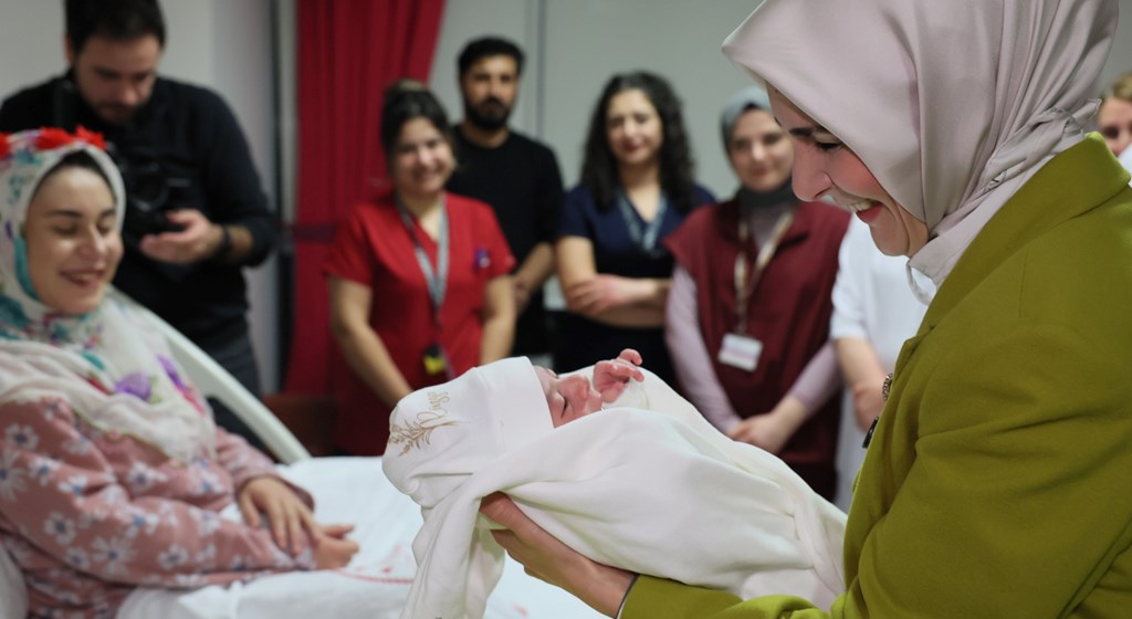 Bakanımız Göktaş'tan doğum yapan annelere "yeni yıl" ziyareti