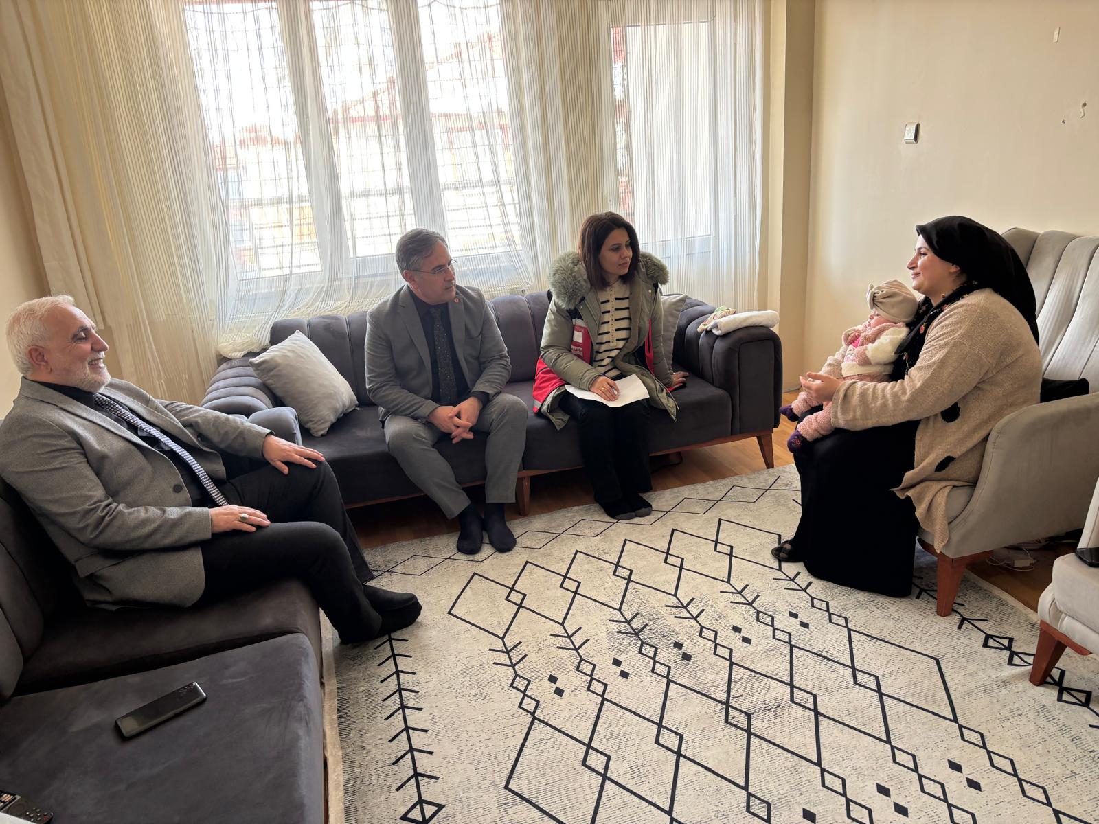 İnsanı merkeze alan sosyal hizmet anlayışımızla, her zaman vatandaşlarımızın yanındayız