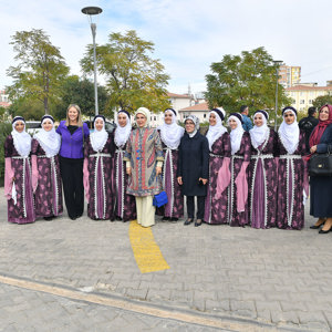 Emine Erdoğan Hanımefendi ve Bakanımız Selçuk, "Bir Dünya Kadın" sloganıyla düzenlenen "Uluslararası Mardin Kadın Sempozyumu"na katıldı - fotoğraf 3