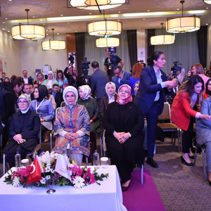 Emine Erdoğan Hanımefendi ve Bakanımız Selçuk, "Bir Dünya Kadın" sloganıyla düzenlenen "Uluslararası Mardin Kadın Sempozyumu"na katıldı - fotoğraf 2