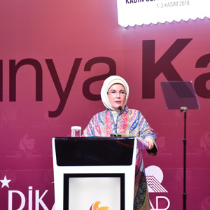 Emine Erdoğan Hanımefendi ve Bakanımız Selçuk, "Bir Dünya Kadın" sloganıyla düzenlenen "Uluslararası Mardin Kadın Sempozyumu"na katıldı - fotoğraf 1