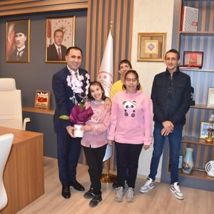 İsabeyli Engelli Bakım ve Rehabilitasyon Merkezi Müdürlüğümüzde devlet himayesinde bulunan çocuklarımızın İl Müdürümüze Ziyareti - fotoğraf 1