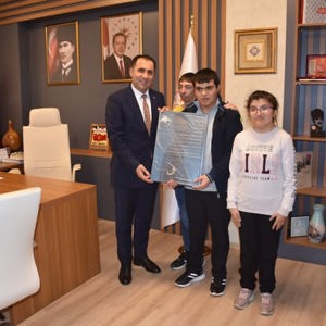 İsabeyli Engelli Bakım ve Rehabilitasyon Merkezi Müdürlüğümüzde devlet himayesinde bulunan çocuklarımızın İl Müdürümüze Ziyareti - fotoğraf 2