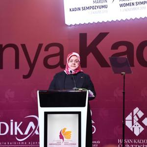 Emine Erdoğan Hanımefendi ve Bakanımız Selçuk, "Bir Dünya Kadın" sloganıyla düzenlenen "Uluslararası Mardin Kadın Sempozyumu"na katıldı - fotoğraf 4