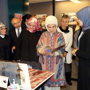 Emine Erdoğan Hanımefendi ve Bakanımız Selçuk, Mardin Büyükşehir Belediyesi Gençlik Merkezi'nde gençlerle bir araya geldi - fotoğraf 1