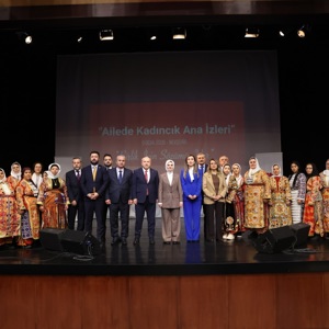 Aile ve Sosyal Hizmetler Bakanımız Mahinur Özdemir Göktaş Hacı Bektaş-ı Veli'nin şehri, Kapadokya'nın merkezi Nevşehir'de Alevi-Bektaşi Kültür ve Cemevi Başkanlığı tarafından düzenlenen Ailede Kadıncık Ana İzleri Paneli'ne katıldı. - fotoğraf 2