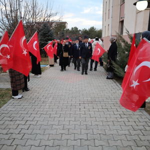 Aziz Şehitlerimizin Değerli Yakınları ve Kahraman Gazilerimiz Erzincan Kız Yurdu Öğrencileriyle bir Araya Gelerek Kahramanlık Hikayelerini ve Anılarını Paylaştılar. - fotoğraf 1