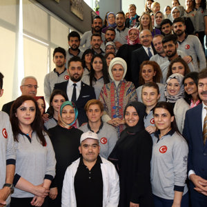 Emine Erdoğan Hanımefendi ve Bakanımız Selçuk, Mardin Büyükşehir Belediyesi Gençlik Merkezi'nde gençlerle bir araya geldi - fotoğraf 2
