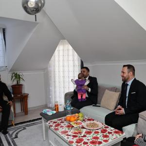 Evlenecek Gençlerin Desteklenmesi Projesi kapsamında evlilik kredisinden yararlanarak evlenen çiftlerimize, bebekleri için “Hayırlı olsun” ziyaretleri düzenliyor - fotoğraf 2