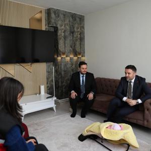 Evlenecek Gençlerin Desteklenmesi Projesi kapsamında evlilik kredisinden yararlanarak evlenen çiftlerimize, bebekleri için “Hayırlı olsun” ziyaretleri düzenliyor - fotoğraf 3