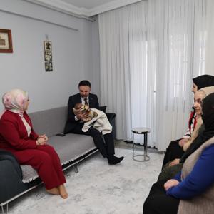 Evlenecek Gençlerin Desteklenmesi Projesi kapsamında evlilik kredisinden yararlanarak evlenen çiftlerimize, bebekleri için “Hayırlı olsun” ziyaretleri düzenliyor - fotoğraf 1