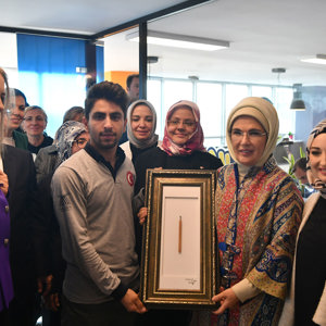 Emine Erdoğan Hanımefendi ve Bakanımız Selçuk, Mardin Büyükşehir Belediyesi Gençlik Merkezi'nde gençlerle bir araya geldi - fotoğraf 6