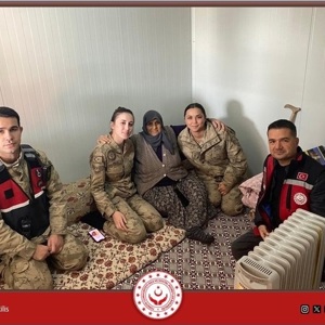 Valiliğimiz koordinesinde İl Emniyet Müdürlüğü ve İl Jandarma Komutanlığı personelleri ile Müdürlüğümüz personelleri ile birlikte yalnız yaşayan kıymetli büyüklerimiz hanelerinde ziyaret edilmiştir. - fotoğraf 1