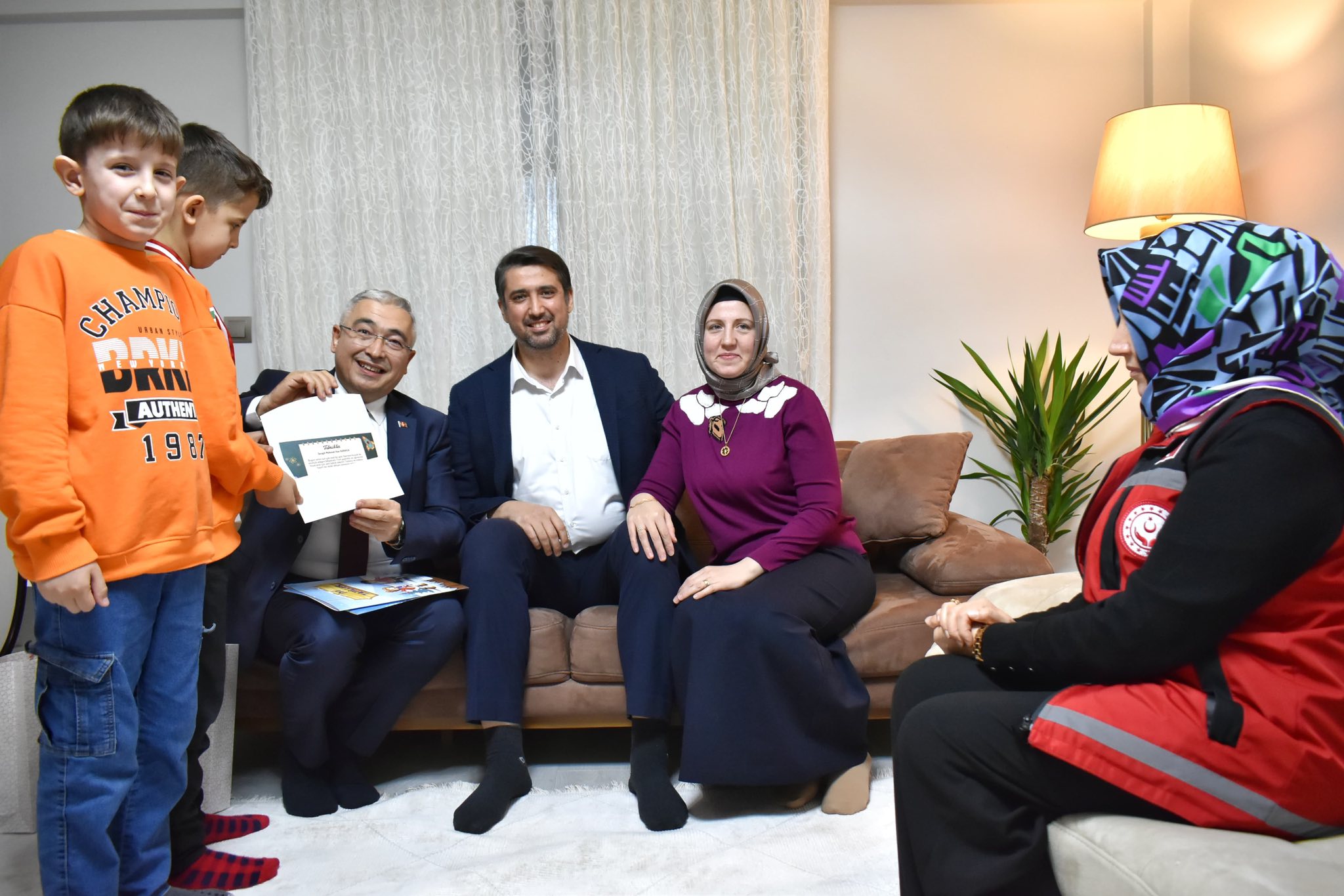 İl Müdürümüz Faruk Uysal, kahraman gazilerimizi ziyaret ederek, Kıymetli evlatlarının ilk karne günü heyecanına ortak oldu