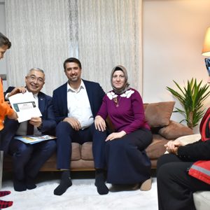 İl Müdürümüz Faruk Uysal, kahraman gazilerimizi ziyaret ederek, Kıymetli evlatlarının ilk karne günü heyecanına ortak oldu - fotoğraf 1