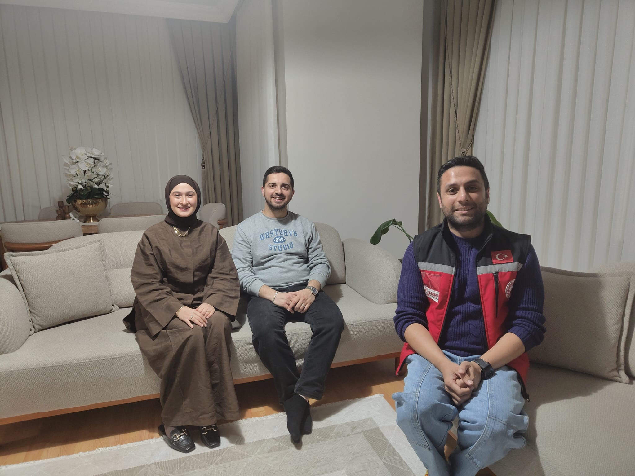 Evlenecek Gençlerin Desteklenmesi Projesi Kapsamında Yararlanan Çiftlerimizi Ziyaret Ederek, Sayın Bakanımız Mahinur ÖZDEMİR GÖKTAŞ’ın Tebriklerini İletiyoruz.