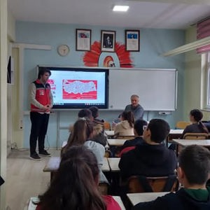 Ayancık’ta “Vatan ve Kahramanlık Buluşmaları” Kapsamında Anlamlı Söyleşi - fotoğraf 1