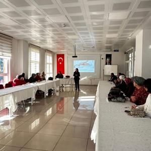 Stresle Başa Çıkma Yöntemleri konulu eğitim verilmiş ve bir başa çıkma yöntemi olan Nefes Egzersizi uygulamalı olarak gösterilmiştir. - fotoğraf 4
