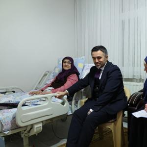 İl Müdürümüz Sn. Ömer TURAN, TSK Şehidimiz Özcan KAN’ın annesi Saime KAN’a, şehidimizin babası merhum İsmail KAN’ın vefatı dolayısıyla taziye ziyaretinde bulundu. - fotoğraf 2