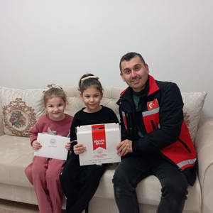 Bakanımız Sayın Mahinur ÖZDEMİR GÖKTAŞ’ın tebrik kartı ile Bakanlığımız Şehit Yakınları ve Gaziler Genel Müdürlüğü tarafından gönderilen hediye kutuları, gerçekleştirilen ziyaretlerle çocuklarımıza ulaştırıldı. - fotoğraf 17