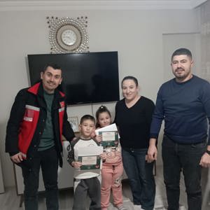 Bakanımız Sayın Mahinur ÖZDEMİR GÖKTAŞ’ın tebrik kartı ile Bakanlığımız Şehit Yakınları ve Gaziler Genel Müdürlüğü tarafından gönderilen hediye kutuları, gerçekleştirilen ziyaretlerle çocuklarımıza ulaştırıldı. - fotoğraf 16
