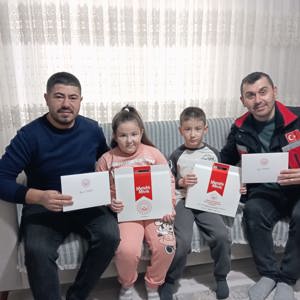 Bakanımız Sayın Mahinur ÖZDEMİR GÖKTAŞ’ın tebrik kartı ile Bakanlığımız Şehit Yakınları ve Gaziler Genel Müdürlüğü tarafından gönderilen hediye kutuları, gerçekleştirilen ziyaretlerle çocuklarımıza ulaştırıldı. - fotoğraf 15