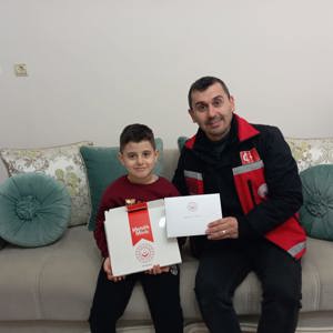 Bakanımız Sayın Mahinur ÖZDEMİR GÖKTAŞ’ın tebrik kartı ile Bakanlığımız Şehit Yakınları ve Gaziler Genel Müdürlüğü tarafından gönderilen hediye kutuları, gerçekleştirilen ziyaretlerle çocuklarımıza ulaştırıldı. - fotoğraf 14