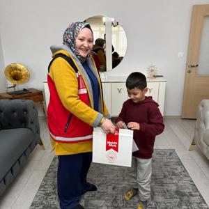 Bakanımız Sayın Mahinur ÖZDEMİR GÖKTAŞ’ın tebrik kartı ile Bakanlığımız Şehit Yakınları ve Gaziler Genel Müdürlüğü tarafından gönderilen hediye kutuları, gerçekleştirilen ziyaretlerle çocuklarımıza ulaştırıldı. - fotoğraf 13