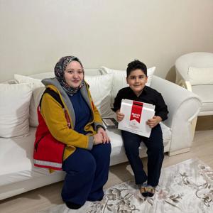 Bakanımız Sayın Mahinur ÖZDEMİR GÖKTAŞ’ın tebrik kartı ile Bakanlığımız Şehit Yakınları ve Gaziler Genel Müdürlüğü tarafından gönderilen hediye kutuları, gerçekleştirilen ziyaretlerle çocuklarımıza ulaştırıldı. - fotoğraf 10
