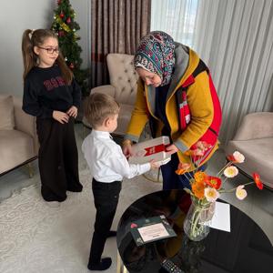 Bakanımız Sayın Mahinur ÖZDEMİR GÖKTAŞ’ın tebrik kartı ile Bakanlığımız Şehit Yakınları ve Gaziler Genel Müdürlüğü tarafından gönderilen hediye kutuları, gerçekleştirilen ziyaretlerle çocuklarımıza ulaştırıldı. - fotoğraf 9
