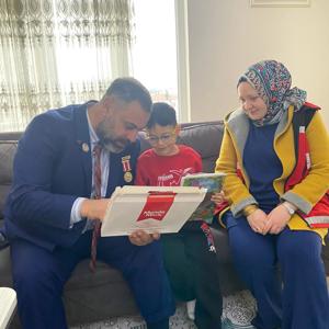 Bakanımız Sayın Mahinur ÖZDEMİR GÖKTAŞ’ın tebrik kartı ile Bakanlığımız Şehit Yakınları ve Gaziler Genel Müdürlüğü tarafından gönderilen hediye kutuları, gerçekleştirilen ziyaretlerle çocuklarımıza ulaştırıldı. - fotoğraf 7