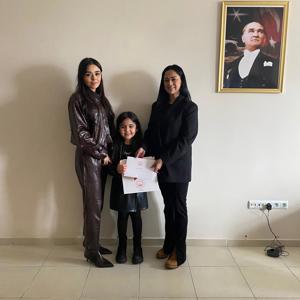 Bakanımız Sayın Mahinur ÖZDEMİR GÖKTAŞ’ın tebrik kartı ile Bakanlığımız Şehit Yakınları ve Gaziler Genel Müdürlüğü tarafından gönderilen hediye kutuları, gerçekleştirilen ziyaretlerle çocuklarımıza ulaştırıldı. - fotoğraf 6