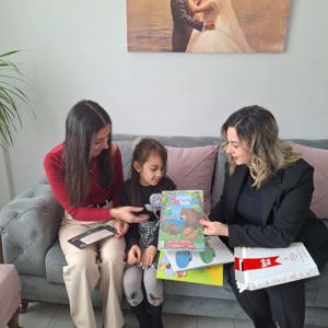 Bakanımız Sayın Mahinur ÖZDEMİR GÖKTAŞ’ın tebrik kartı ile Bakanlığımız Şehit Yakınları ve Gaziler Genel Müdürlüğü tarafından gönderilen hediye kutuları, gerçekleştirilen ziyaretlerle çocuklarımıza ulaştırıldı. - fotoğraf 4