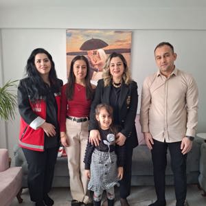 Bakanımız Sayın Mahinur ÖZDEMİR GÖKTAŞ’ın tebrik kartı ile Bakanlığımız Şehit Yakınları ve Gaziler Genel Müdürlüğü tarafından gönderilen hediye kutuları, gerçekleştirilen ziyaretlerle çocuklarımıza ulaştırıldı. - fotoğraf 1