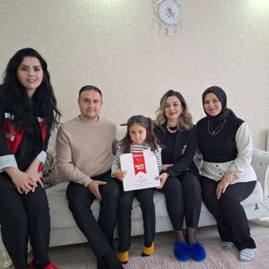 Bakanımız Sayın Mahinur ÖZDEMİR GÖKTAŞ’ın tebrik kartı ile Bakanlığımız Şehit Yakınları ve Gaziler Genel Müdürlüğü tarafından gönderilen hediye kutuları, gerçekleştirilen ziyaretlerle çocuklarımıza ulaştırıldı. - fotoğraf 2