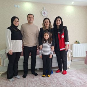 Bakanımız Sayın Mahinur ÖZDEMİR GÖKTAŞ’ın tebrik kartı ile Bakanlığımız Şehit Yakınları ve Gaziler Genel Müdürlüğü tarafından gönderilen hediye kutuları, gerçekleştirilen ziyaretlerle çocuklarımıza ulaştırıldı. - fotoğraf 3