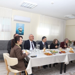 ADANA ÇOCUK EVLERİ SİTESİ MÜDÜRLÜĞÜNDE İÇLİ KÖFTE YARIŞMASI HEYECANI - fotoğraf 1