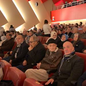 Hasan Öztimur Huzurevimizde kalan kıymetli büyüklerimiz "Süt Kardeşler" isimli oyunu izleyerek keyifli bir akşam geçirdiler - fotoğraf 2
