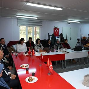  Edirne Valisi Yunus SEZER, Edirne Şehit Aileleri Yardımlaşma ve Dayanışma Derneği'ni Ziyaret Etti. - fotoğraf 4