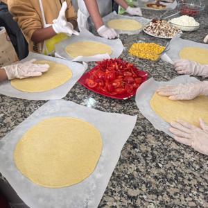 ÇOCUK EVLERİ KOORDİNASYON MERKEZİ MÜDÜRLÜĞÜNDE KORUNMA VE BAKIM ALTINDA BULUNAN ÇOCUKLARIMIZLA PİZZA YAPIMI ETKİNLİĞİ - fotoğraf 3