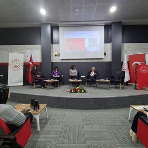 “Aile Yılında Hayatın Her Köşesi; Din, Hukuk ve Sosyal Hizmet Penceresinde Aile Paneli”ni Gerçekleştirdik - fotoğraf 2