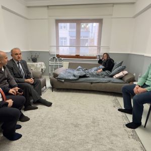 Vali'miz Muammer Erol Riyasetinde, Şehit Piyade Sözleşmeli Er Sefa Kabakkaya’nın ailesi ile Gazi Sami Çakır’a evlerine ziyarette bulunduk - fotoğraf 1
