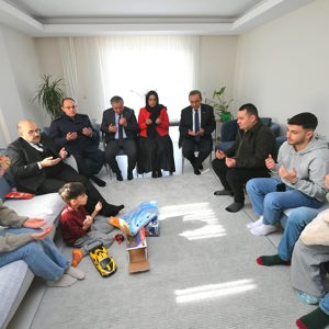 Valimiz Sayın İsmail USTAOĞLU, “İlk Karne Heyecanı” Projesi Kapsamında Şehidimiz Ercan ÖZCAN'ın Çocuklarını Ziyaret Etti - fotoğraf 2