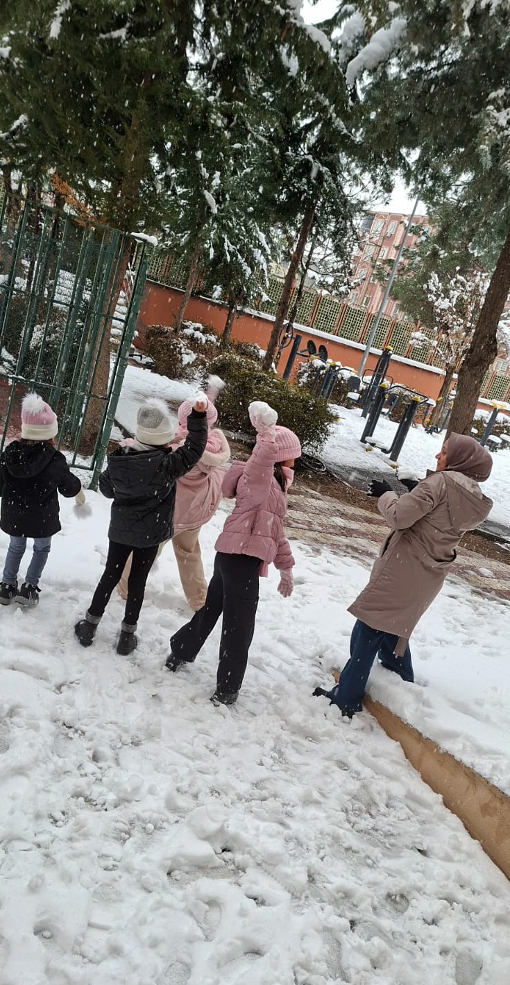 Minik Elleriyle Kartopu Oynayıp ve Kardan Adam Yaptılar