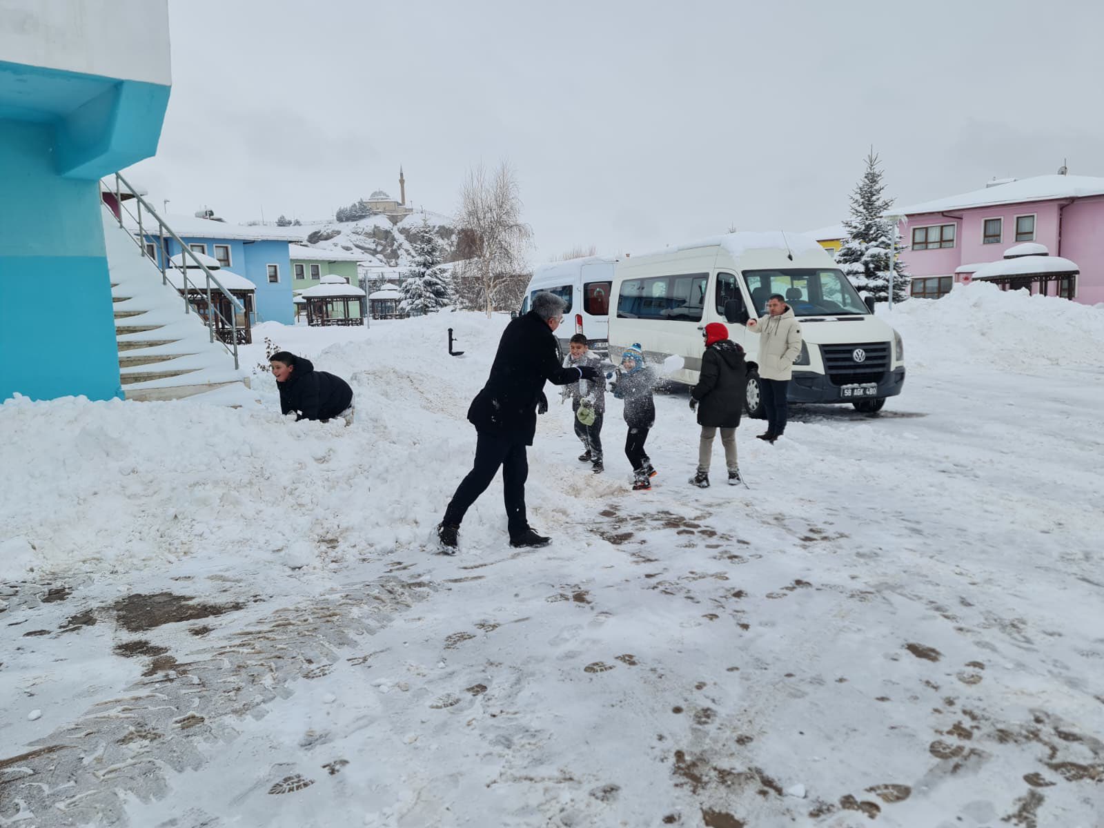 İl Müdürümüz Özgür Kırmızıtaş, ilimizde etkili olan yoğun kar yağışının ardından çocuklarımızla kar topu oynadı