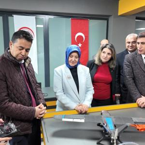 YÜREĞİR’DE ROBOTİK KODLAMA VE BİLİŞİM ATÖLYESİ HİZMETE AÇILDI - fotoğraf 1