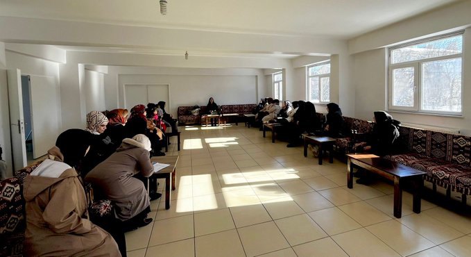 Genç Sosyal Hizmet Merkezi Müdürlüğü eğitim birimi personeli tarafından Aile Destek Merkezindeki kursiyerlere “Etkili İletişim” ve “Aile Yaşam Becerileri” konularında eğitim verildi.   