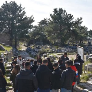 KAT-KATIL-KATILIM Programı’nın ikinci gününde gençlerimiz, çevre temizliği ve farkındalık çalışmaları kapsamında Antik Kent Priene’yi ziyareti - fotoğraf 4